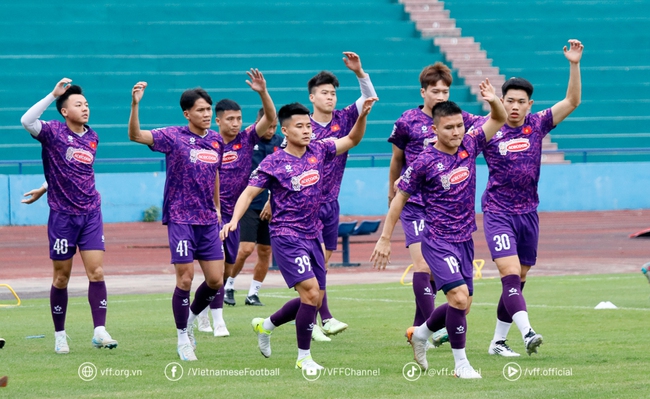 Tin nóng thể thao tối 5/12: Hai tuyển thủ Việt Nam lọt danh sách cầu thủ đáng xem ở AFF Cup 2024 - Ảnh 1.