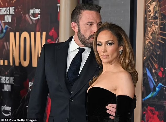 Ben Affleck tỏ ra khó chịu khi Jennifer Lopez đi tim nhà mới tại Los Angeles giữa lùm xùm ly hôn - Ảnh 12.