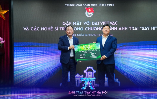 Dàn 'Anh trai Say Hi' thăm Cơ quan Trung ương Đoàn TNCS HCM, tòa soạn báo Nhân Dân - Ảnh 1.