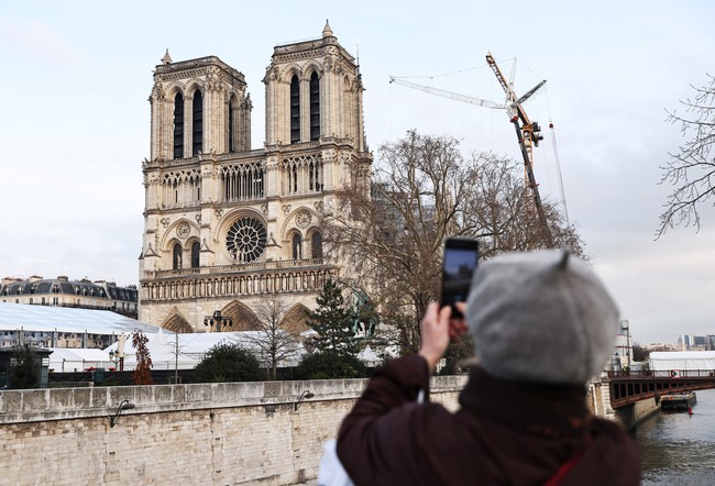 Hình ảnh: Nhà thờ Đức Bà Paris mở cửa trở lại trong cảm xúc, gió và mưa - Ảnh 1.