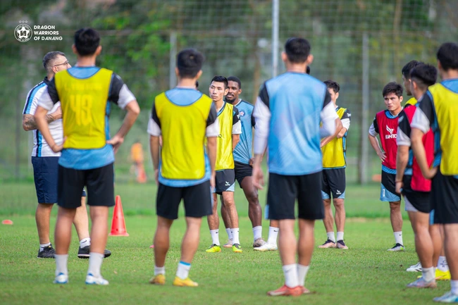 Tin nóng bóng đá Việt 9/12: Báo châu Âu đánh giá cao thầy trò Kim Sang Sik, trọng tài trận Lào vs Việt Nam là người quen - Ảnh 3.