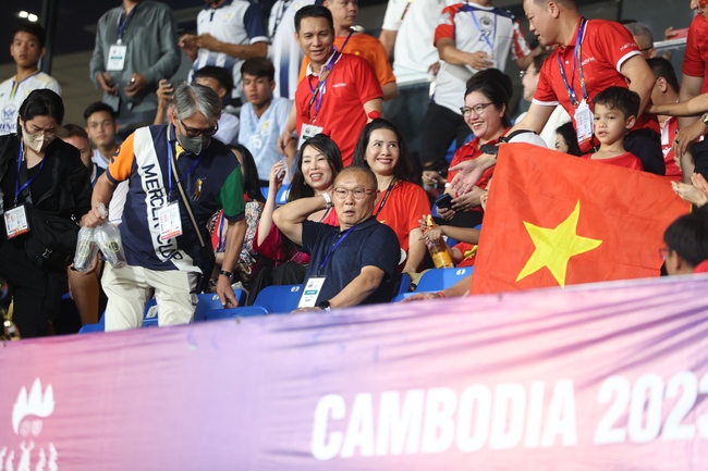 Bóng đá Việt Nam 2024: Dưới cái bóng của thầy Park (báo tết) - Ảnh 2.