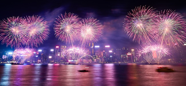 Tết Nguyên đán 2024: Gần 24.000 quả pháo hoa thắp sáng bầu trời Hong Kong (Trung Quốc) - Ảnh 2.
