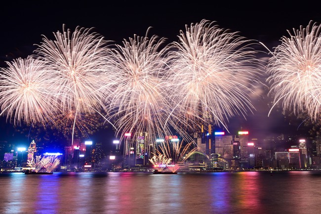 Tết Nguyên đán 2024: Gần 24.000 quả pháo hoa thắp sáng bầu trời Hong Kong (Trung Quốc) - Ảnh 4.