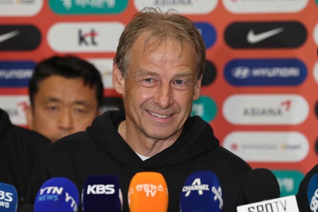 HLV Klinsmann lại hành động gây phẫn nộ, chính trị gia Hàn Quốc kêu gọi sa thải - Ảnh 2.