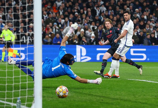 De Bruyne giúp Man City thắng trận và lập kỷ lục ở Cúp C1, đội bóng của Guardiola đặt 1 chân vào tứ kết - Ảnh 2.