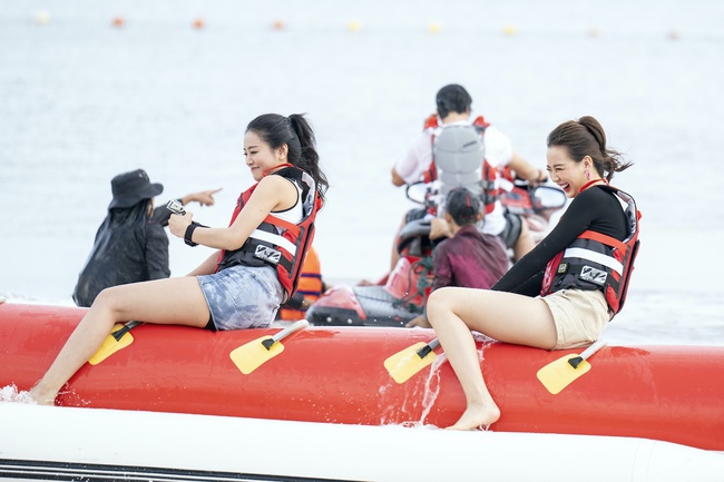Hoa hậu Bảo Ngọc, Á hậu Bùi Khánh Linh phấn khích chơi motor nước với nhà báo Trương Anh Ngọc - Ảnh 4.