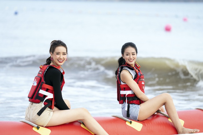 Hoa hậu Bảo Ngọc, Á hậu Bùi Khánh Linh phấn khích chơi motor nước với nhà báo Trương Anh Ngọc - Ảnh 1.