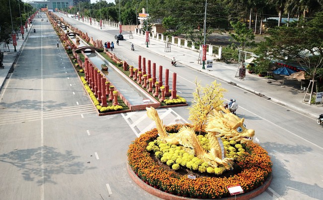 Xác lập kỷ lục 'Đường gốm đỏ và hoa dài nhất Việt Nam' - Ảnh 3.