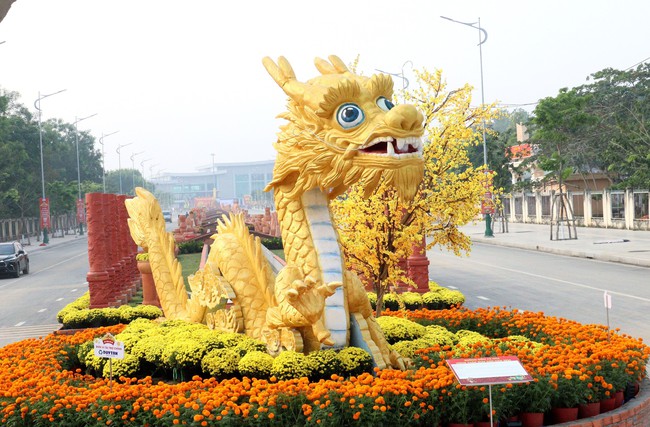 Xác lập kỷ lục 'Đường gốm đỏ và hoa dài nhất Việt Nam' - Ảnh 2.