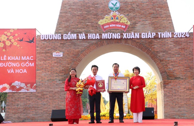 Xác lập kỷ lục 'Đường gốm đỏ và hoa dài nhất Việt Nam' - Ảnh 1.