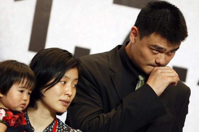 Siêu sao bóng rổ Trung Quốc 200kg từng khiến vợ sợ bị đè ngất lúc ngủ - Ảnh 2.