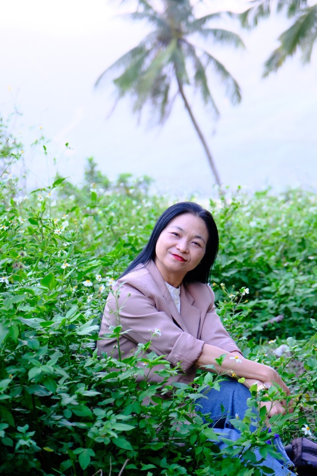 Nhà văn Nguyễn Thị Anh Đào với 'Mùa hoa phố Hội' - Ảnh 2.