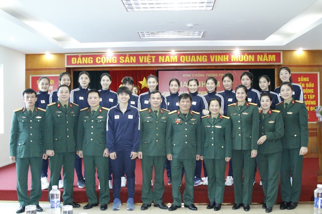 Linh Chi (ngoài cùng bên trái, hàng sau) có tên trong danh sách đăng kí thi đấu của BTL Thông Tin ở cúp Hoa Lư-Bình Điền 2024