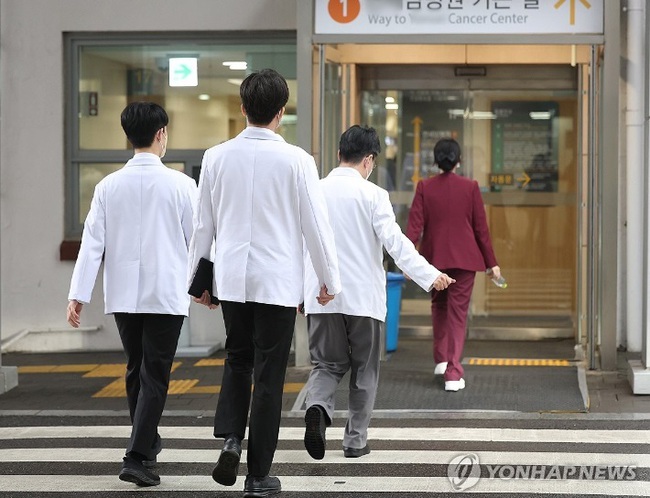 Các bệnh viện ở Hàn Quốc đang trong tình trạng quá tải - Ảnh 1.