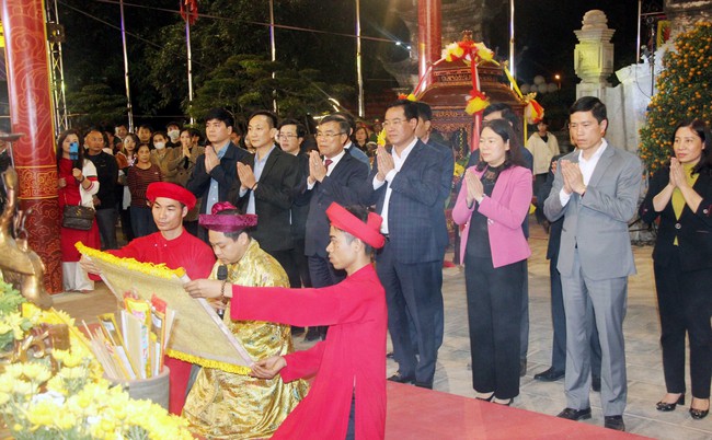 Lễ phát lương Đức Thánh Trần tại Hà Nam: Giáo dục truyền thống yêu nước, đạo lý 'Uống nước nhớ nguồn' - Ảnh 1.