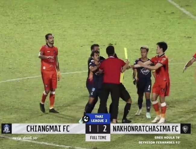 Bóng đá Thái Lan lại gây rúng động vì bạo lực sân cỏ - Ảnh 2.