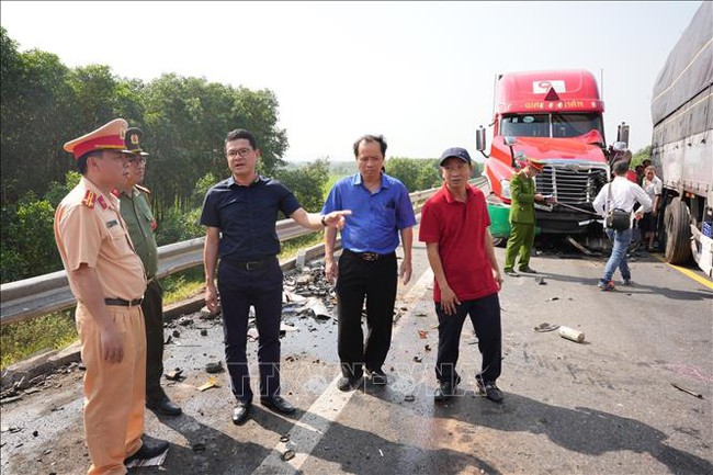 CSGT ghi hình xử phạt tài xế vượt ẩu trên đường cao tốc Cam Lộ - La Sơn - Ảnh 1.