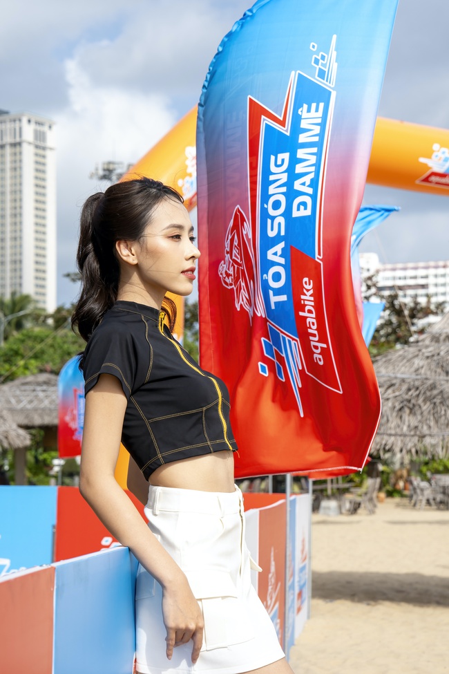 'Nối gót' đàn chị, Á hậu Ngọc Hằng hào hứng trải nghiệm môn thể thao mô tô nước Aquabike  - Ảnh 5.