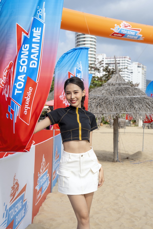'Nối gót' đàn chị, Á hậu Ngọc Hằng hào hứng trải nghiệm môn thể thao mô tô nước Aquabike  - Ảnh 2.