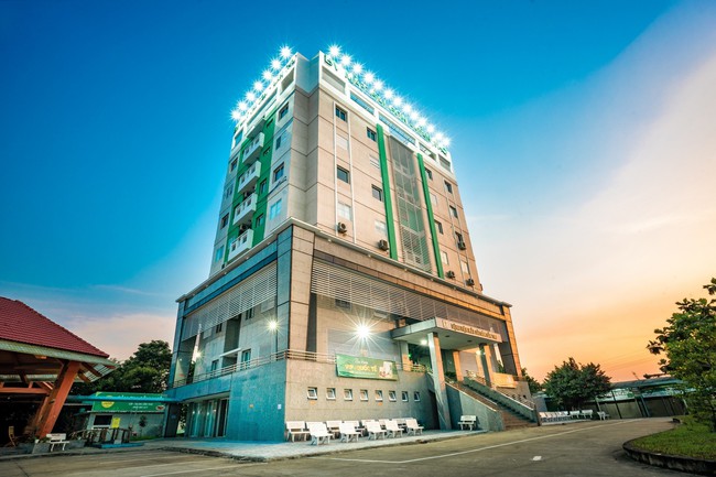 Hơn 40.000 người bệnh đục thủy tinh thể tìm lại được ánh sáng tại Bệnh viện Mắt Sài Gòn Cần Thơ - Ảnh 1.