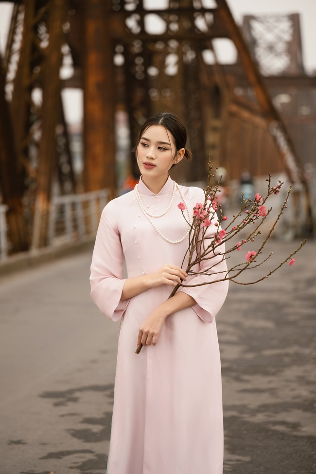 Hoa hậu Đỗ Hà rạng rỡ dạo quanh phố cổ Hà Nội - Ảnh 4.