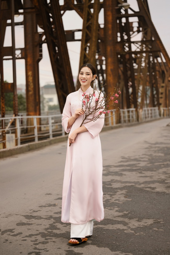 Hoa hậu Đỗ Hà rạng rỡ dạo quanh phố cổ Hà Nội - Ảnh 5.