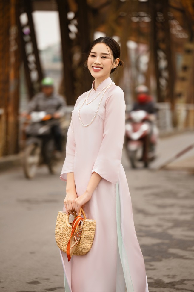 Hoa hậu Đỗ Hà rạng rỡ dạo quanh phố cổ Hà Nội - Ảnh 9.