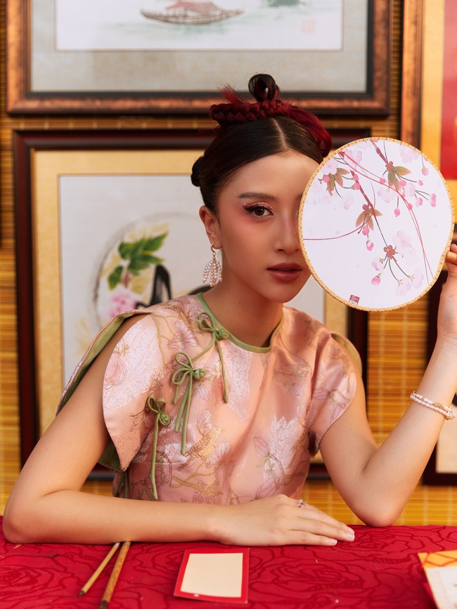 Quỳnh Anh Shyn “bật mood” điệu đà trong bộ ảnh thời trang Tết - Ảnh 1.