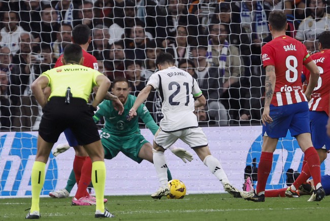 Thủng lưới ở phút 90+3, Real Madrid đánh rơi chiến thắng trước Atletico trong trận derby kịch tính - Ảnh 2.