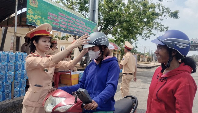 Cảnh sát giao thông tặng mũ bảo hiểm, bánh chưng tiếp sức cho người dân về quê ăn Tết - Ảnh 2.