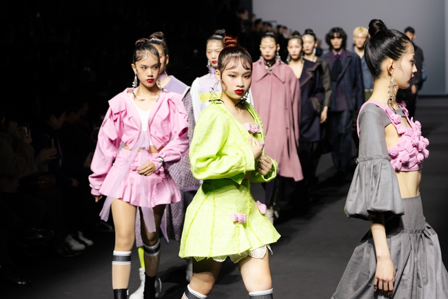 Almira Bảo Hà, Kelly Ngọc Anh thần thái trên sàn diễn Seoul Fashion Week - Ảnh 7.