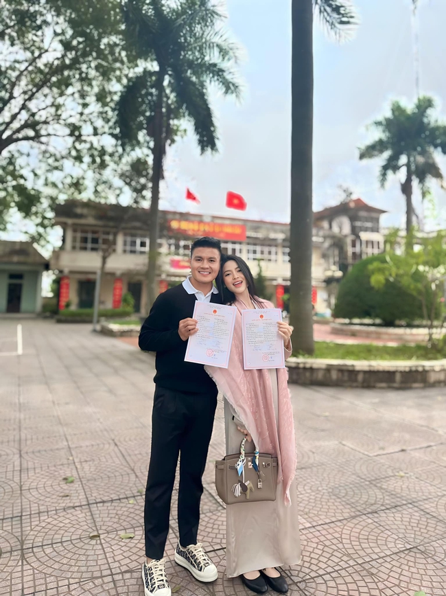 Quang Hải khoe giấy đăng ký kết hôn với Chu Thanh Huyền, dàn sao bóng đá Việt Nam gửi lời chúc mừng - Ảnh 2.