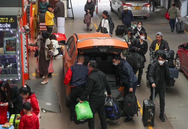 Hình ảnh người dân rời Hà Nội về các tỉnh đón Tết Giáp Thìn  - Ảnh 3.