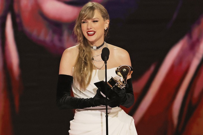 Taylor Swift chi 160 nghìn USD mua quà cho 'team' sau chiến thắng kỷ lục tại Grammy - Ảnh 1.