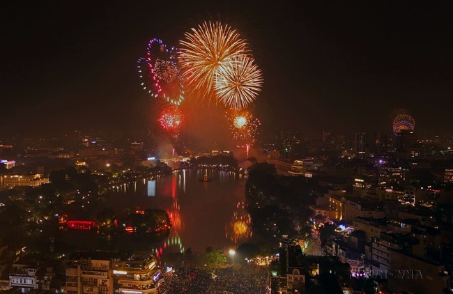 Hình ảnh pháo hoa rực sáng trên bầu trời Thủ đô chào đón Xuân Giáp Thìn 2024 - Ảnh 15.