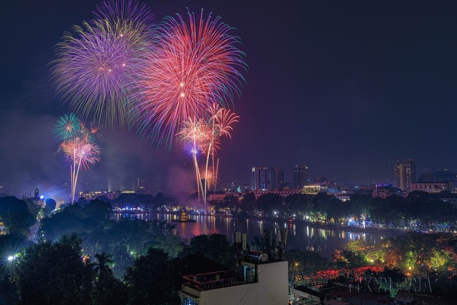 Hình ảnh pháo hoa rực sáng trên bầu trời Thủ đô chào đón Xuân Giáp Thìn 2024 - Ảnh 1.