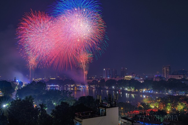 Hình ảnh pháo hoa rực sáng trên bầu trời Thủ đô chào đón Xuân Giáp Thìn 2024 - Ảnh 3.