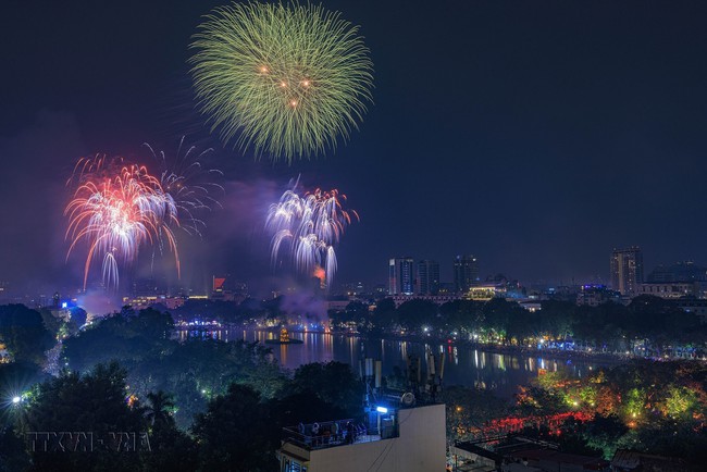 Hình ảnh pháo hoa rực sáng trên bầu trời Thủ đô chào đón Xuân Giáp Thìn 2024 - Ảnh 4.