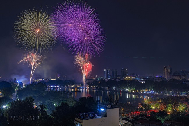 Hình ảnh pháo hoa rực sáng trên bầu trời Thủ đô chào đón Xuân Giáp Thìn 2024 - Ảnh 5.