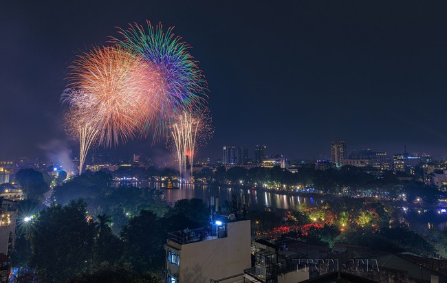 Hình ảnh pháo hoa rực sáng trên bầu trời Thủ đô chào đón Xuân Giáp Thìn 2024 - Ảnh 10.