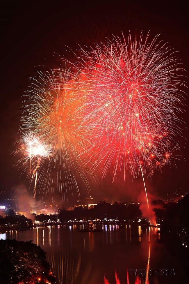 Hình ảnh pháo hoa rực sáng trên bầu trời Thủ đô chào đón Xuân Giáp Thìn 2024 - Ảnh 12.