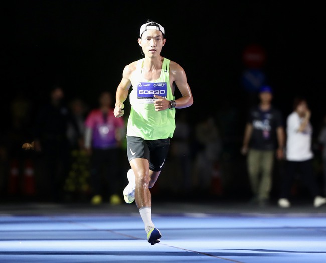 Nhà vô địch SEA Games Hoàng Nguyên Thanh vô địch Run To Live 2024 - Ảnh 1.