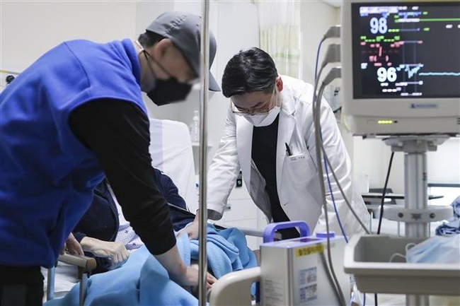 Hàn Quốc: Nhiều bệnh viện tiếp tục hoãn và hủy các ca phẫu thuật - Ảnh 1.