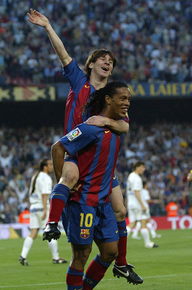 CĐM phát sốt với video Ronaldinho tâng bóng với cậu bé sau này trở thành cầu thủ hay nhất lịch sử - Ảnh 3.