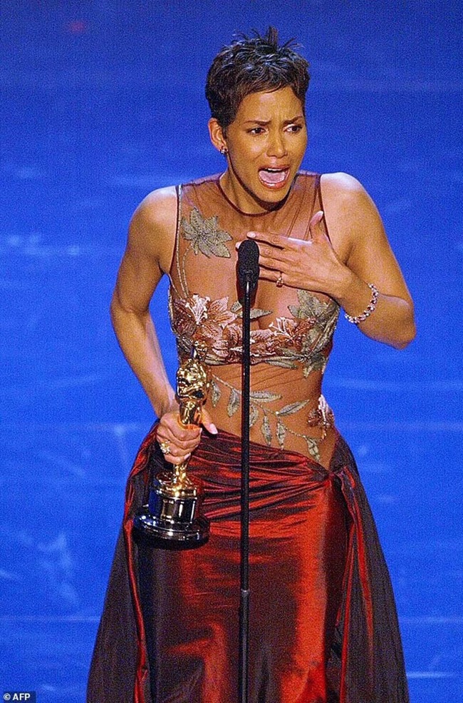 Những bộ váy Oscar quá táo bạo, từ bộ váy xuyên thấu của Cher đến những thiết kế 'gai mắt' của Angelina Jolie - Ảnh 4.