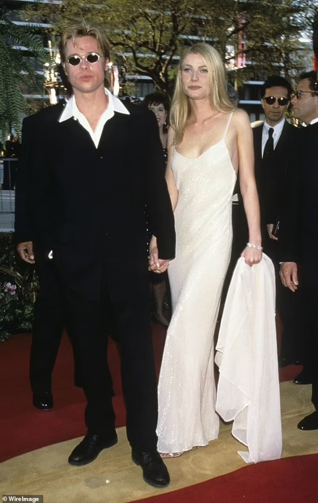 Những bộ váy Oscar quá táo bạo, từ bộ váy xuyên thấu của Cher đến những thiết kế 'gai mắt' của Angelina Jolie - Ảnh 7.