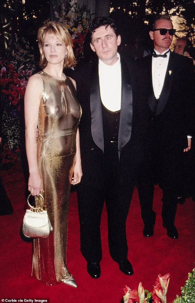 Những bộ váy Oscar quá táo bạo, từ bộ váy xuyên thấu của Cher đến những thiết kế 'gai mắt' của Angelina Jolie - Ảnh 11.