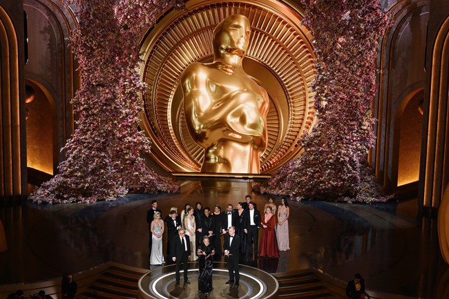 Oscar 2024: Hạng mục 'Phim xuất sắc nhất' gọi tên 'Oppenheimer' - Giải thưởng cho Emma Stone - Ảnh 1.