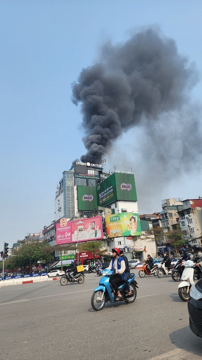 Hà Nội: Cháy lớn tại nhà cao tầng trên phố Ô Chợ Dừa - Ảnh 2.